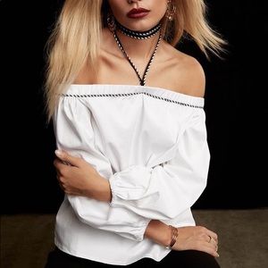 Off shoulder top - M 🤍🖤